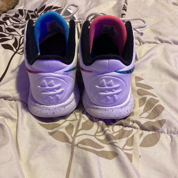 Nike Kyrie 3s - Picture 4 of 6